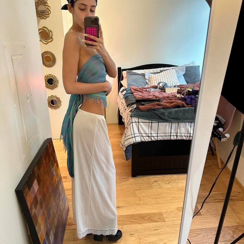 Elegant White Maxi Skirt - Picture 3 of 5